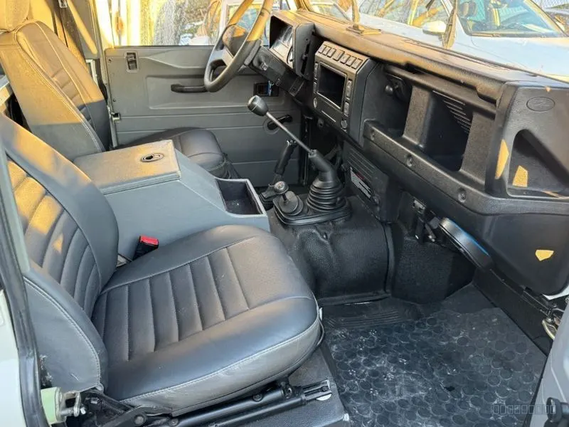 Land Rover Defender 6