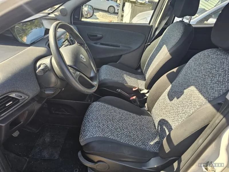 Lancia Ypsilon 6