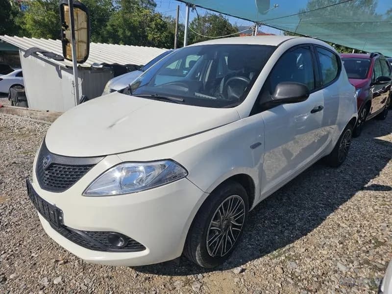 Lancia Ypsilon